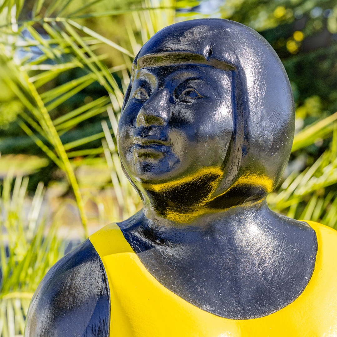 Statue femme ronde position yoga maillot jaune en pierre reconstituée 76cm – Image 5