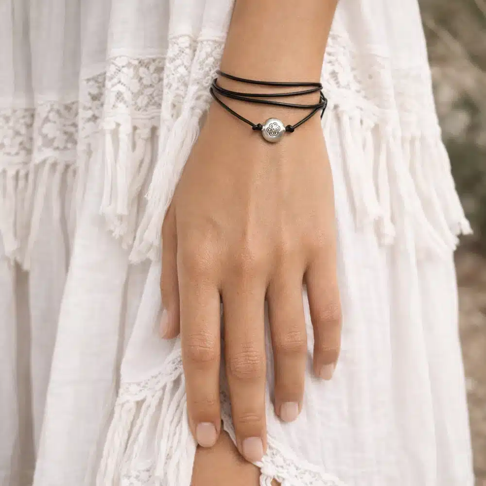 Bracelet cordon cuir femme Multi Tours Artisanal Avec Perle en Argent 925 Gravée d’une Fleur – Image 3