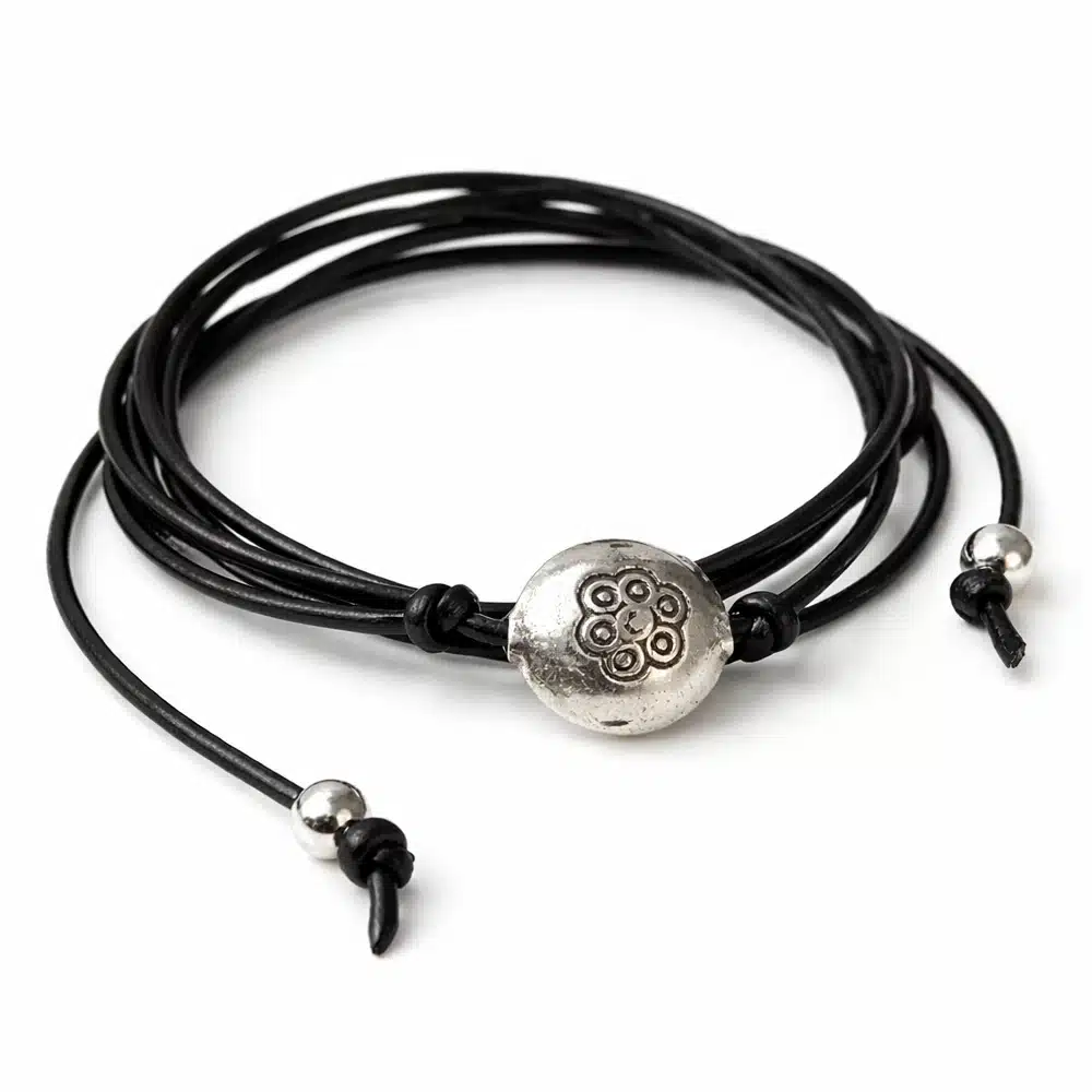 Bracelet cordon cuir femme Multi Tours Artisanal Avec Perle en Argent 925 Gravée d’une Fleur – Image 2