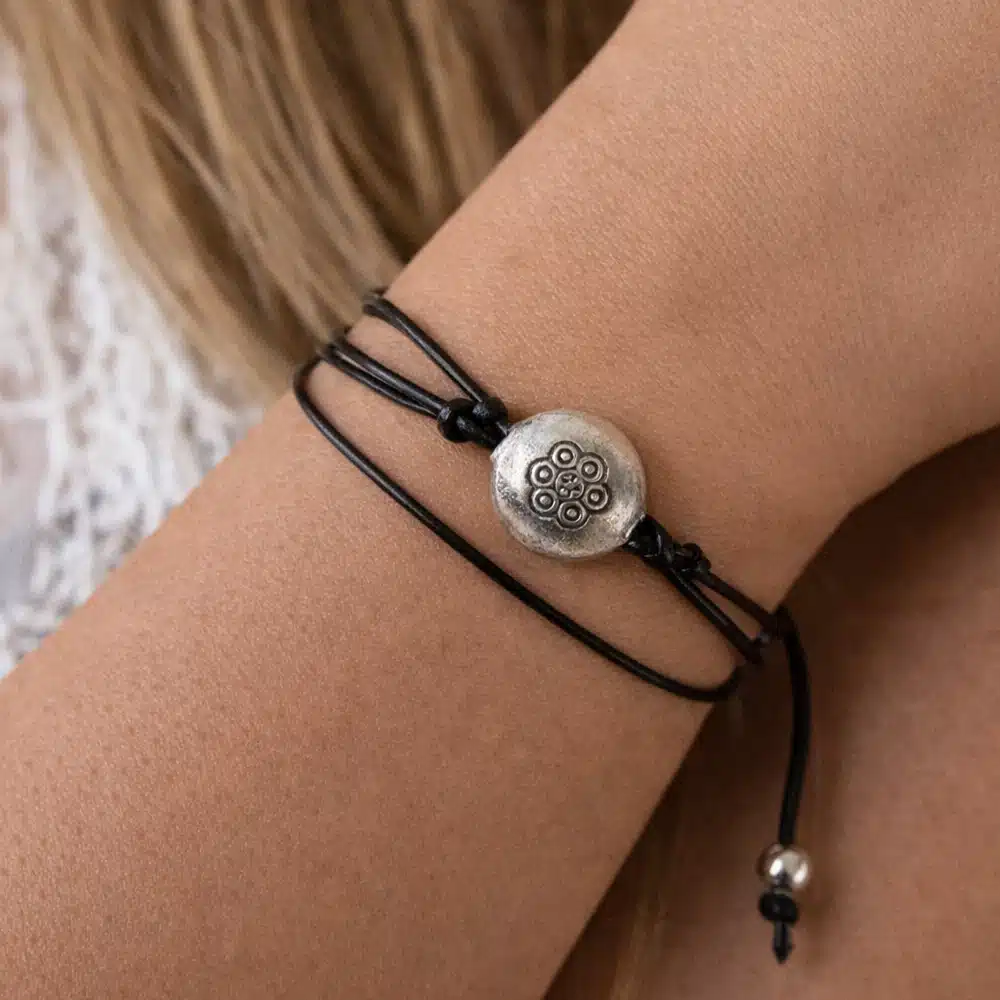 Bracelet cordon cuir femme Multi Tours Artisanal Avec Perle en Argent 925 Gravée d’une Fleur – Image 6