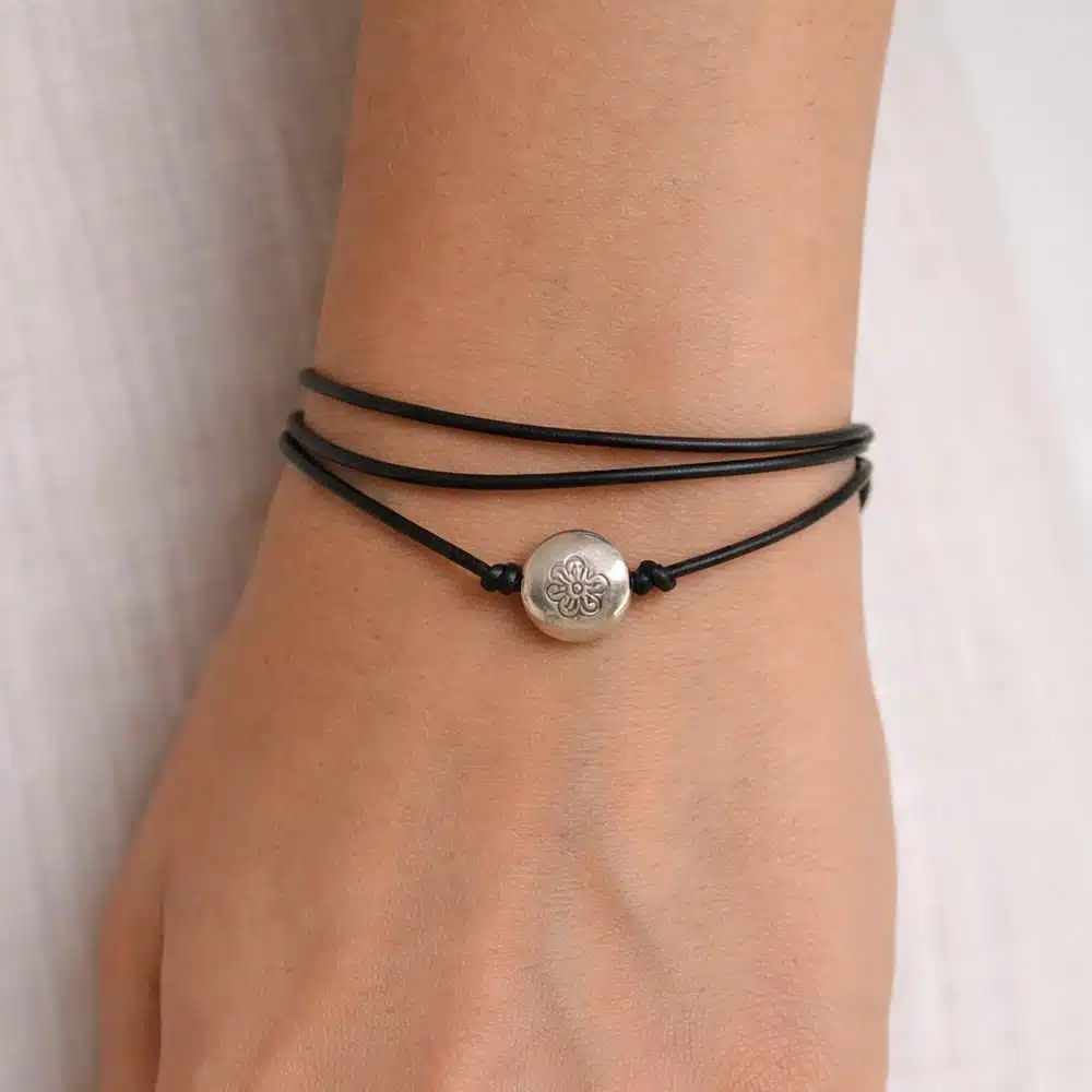 Bracelet cordon cuir femme Multi Tours Artisanal Avec Perle en Argent 925 Gravée d’une Fleur – Image 5