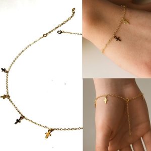 Bracelet fin avec plusieurs charms croix en Or Laminé (Plaqué Or 14 carats gold filled) artisanal