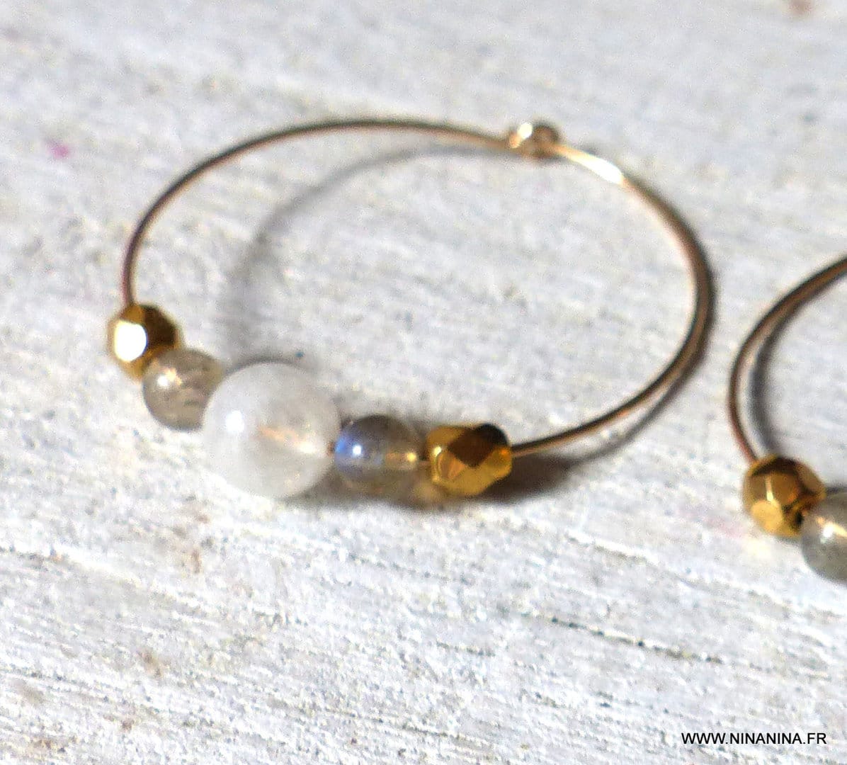 Boucles d’Oreille Créoles Femme Pierre de Lune et Labradorite Et Plaqué Or Artisanales – Image 5