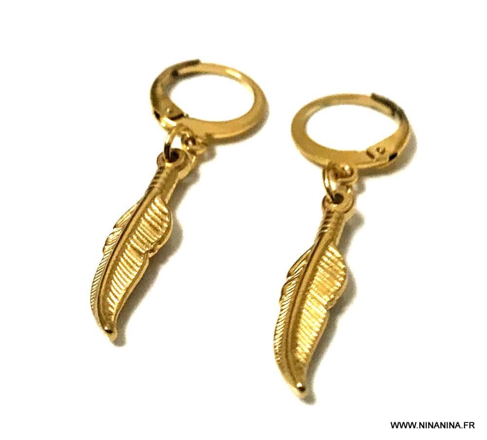 Petites créoles dorées artisanales en acier inoxydable doré avec pendentif plume – Image 4
