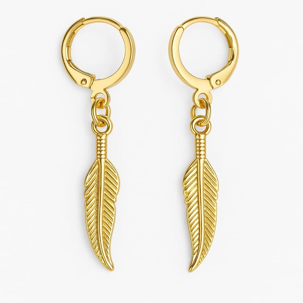Petites créoles dorées artisanales en acier inoxydable doré avec pendentif plume – Image 3