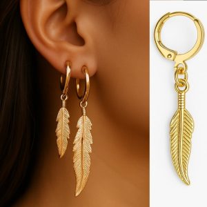 Petites créoles dorées artisanales en acier inoxydable doré avec pendentif plume