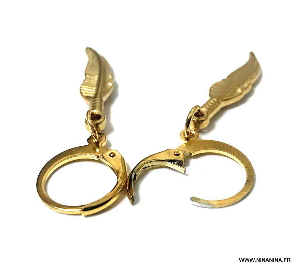 Petites créoles dorées artisanales en acier inoxydable doré avec pendentif plume – Image 7