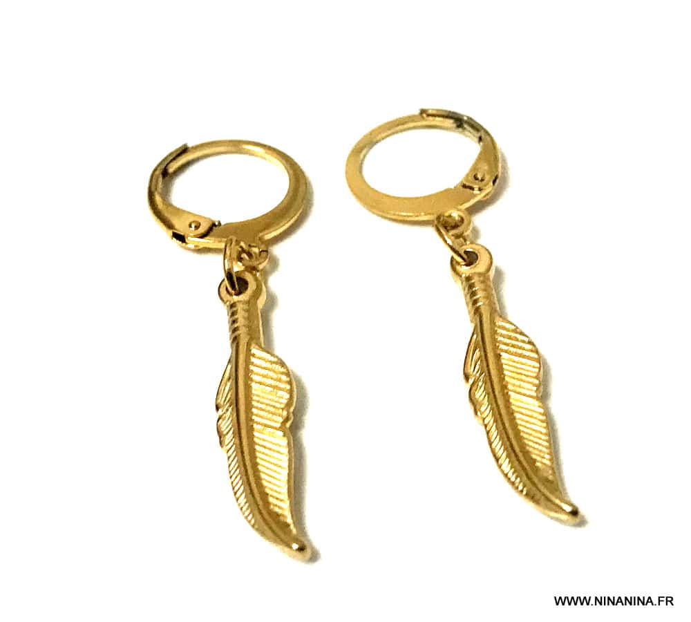 Petites créoles dorées artisanales en acier inoxydable doré avec pendentif plume – Image 6